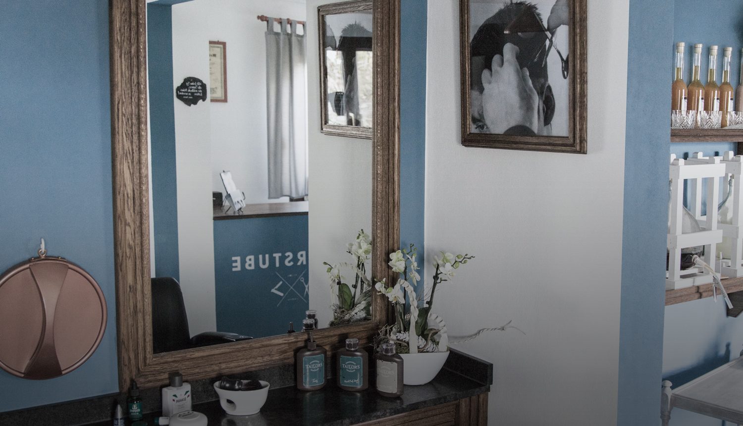 Ein Platz in der Haarstube mit Spiegel vor blauer Wand